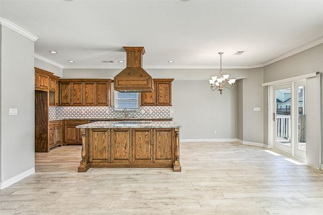 425 Jeanie Lynn Circle, Tiki Island, TX 77554