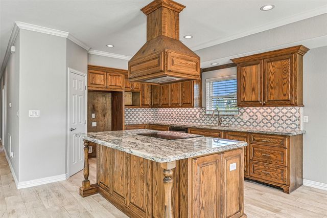 425 Jeanie Lynn Circle, Tiki Island, TX 77554