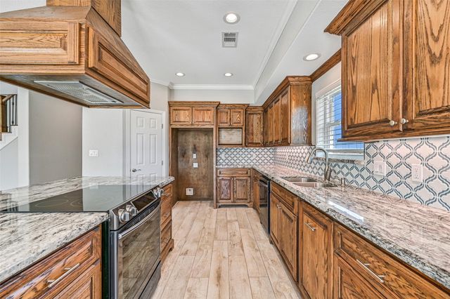 425 Jeanie Lynn Circle, Tiki Island, TX 77554