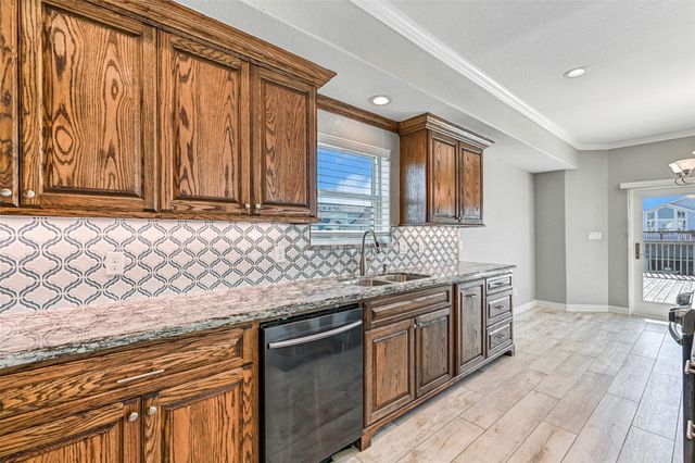 425 Jeanie Lynn Circle, Tiki Island, TX 77554