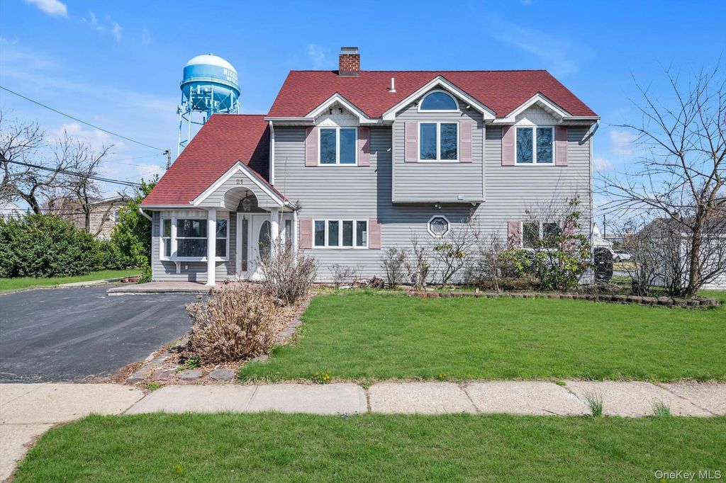21 Bird Lane, Hicksville, NY 11801