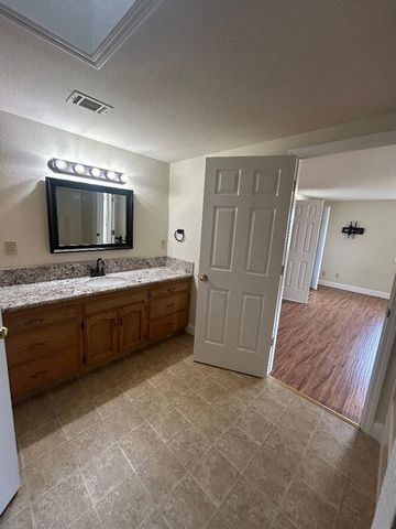 301 W Paul Avenue, Clovis, CA 93612