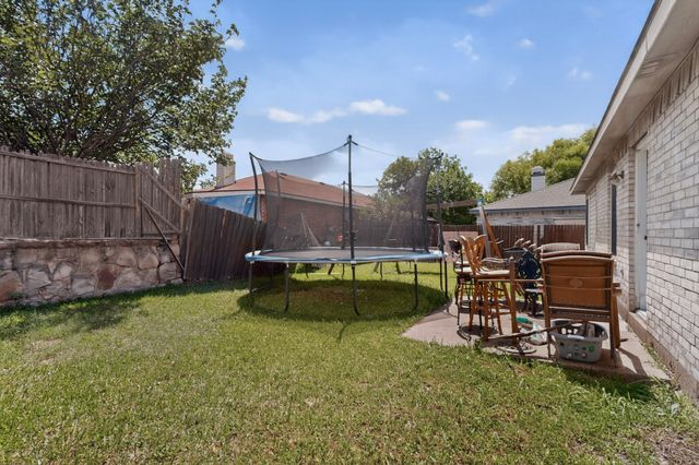 212 Crystalwood Drive, Mesquite, TX 75149