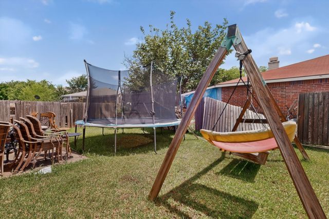 212 Crystalwood Drive, Mesquite, TX 75149