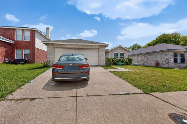 212 Crystalwood Drive, Mesquite, TX 75149