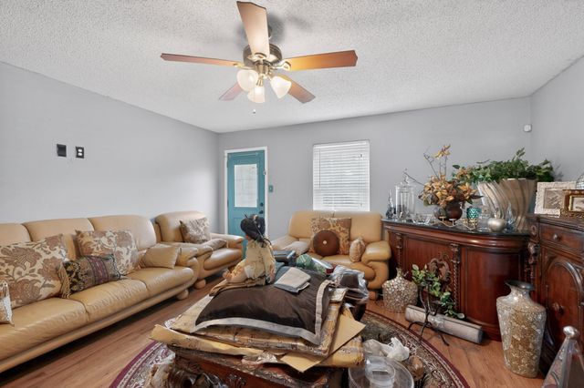 212 Crystalwood Drive, Mesquite, TX 75149