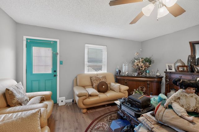 212 Crystalwood Drive, Mesquite, TX 75149