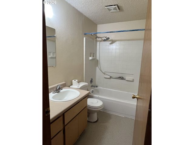 9818 Se CLACKAMAS Rd, Clackamas, OR 97015