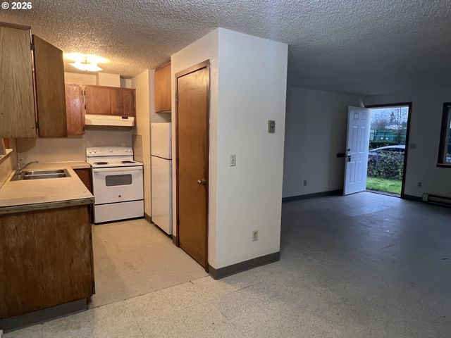 9818 Se CLACKAMAS Rd, Clackamas, OR 97015