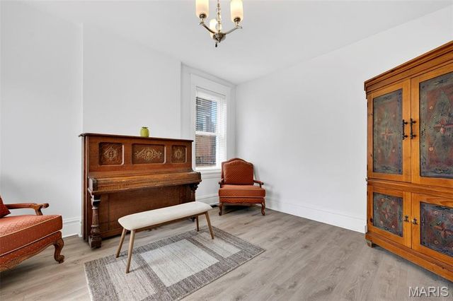 5137 Washington Place, St Louis, MO 63108