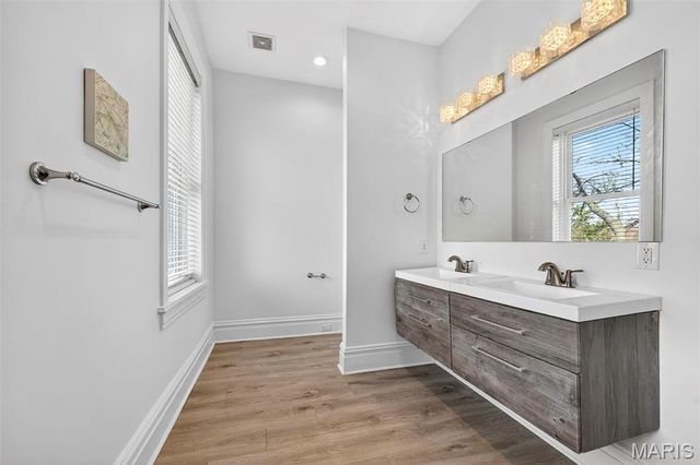 5137 Washington Place, St Louis, MO 63108