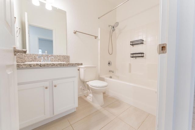 13760 Larkspur Way, Armona, CA 93202