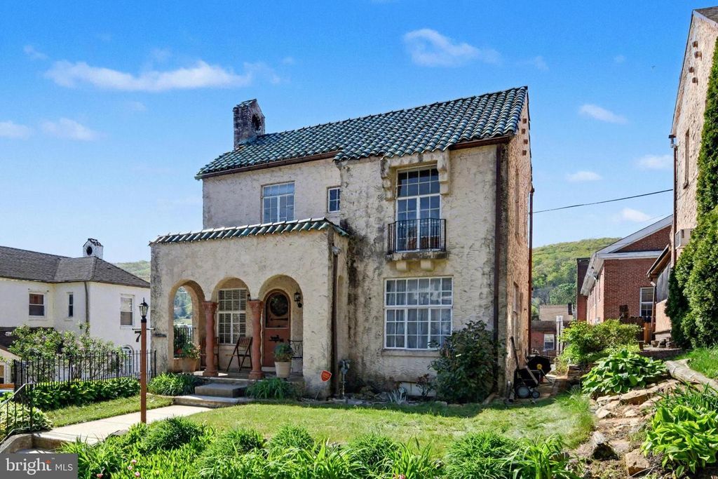 7 EARL GABLES, Mount Penn, PA 19606