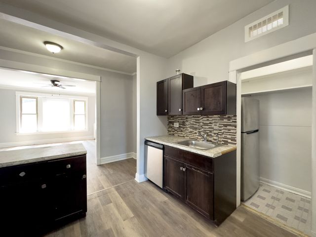 1222 W Rosemont Avenue 1, Chicago, IL 60660