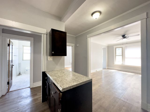 1222 W Rosemont Avenue 1, Chicago, IL 60660