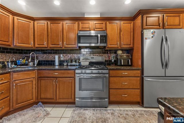 83 Village Road, Pequannock Township, NJ 07444