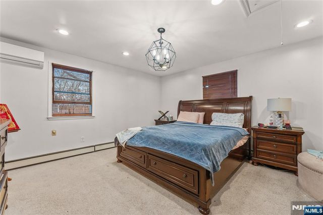 83 Village Road, Pequannock Township, NJ 07444