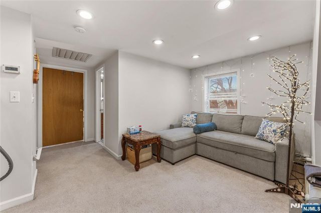 83 Village Road, Pequannock Township, NJ 07444