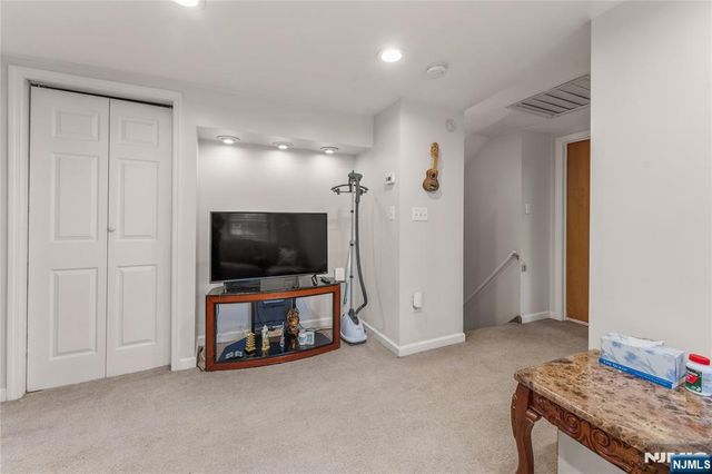 83 Village Road, Pequannock Township, NJ 07444