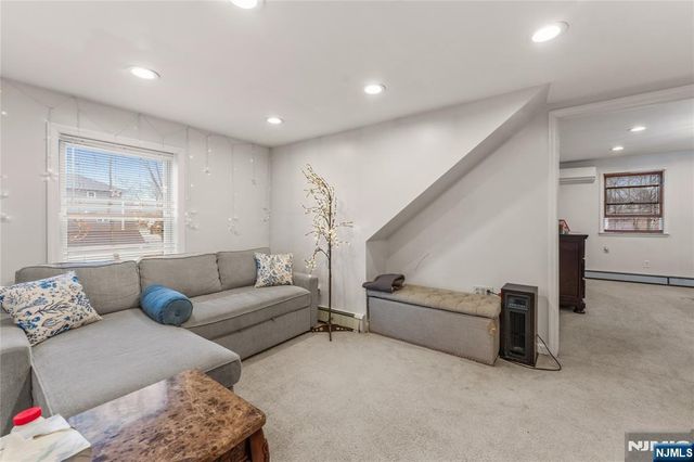 83 Village Road, Pequannock Township, NJ 07444