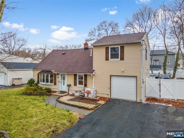 83 Village Road, Pequannock Township, NJ 07444