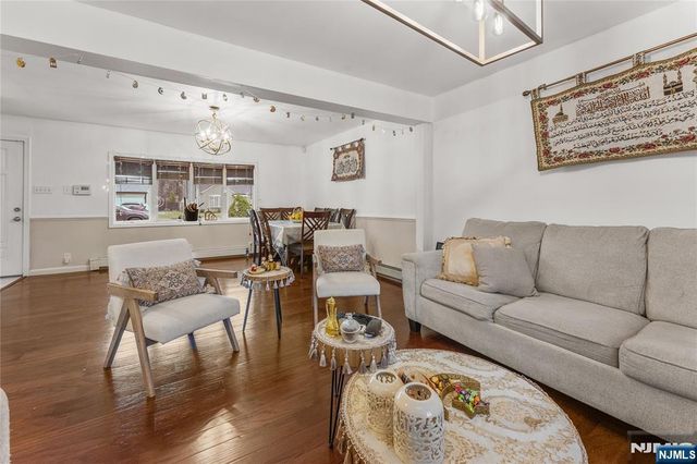 83 Village Road, Pequannock Township, NJ 07444