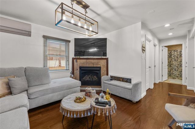 83 Village Road, Pequannock Township, NJ 07444