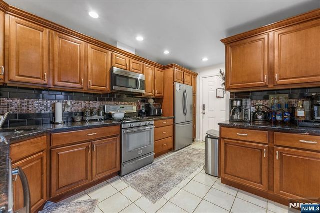 83 Village Road, Pequannock Township, NJ 07444