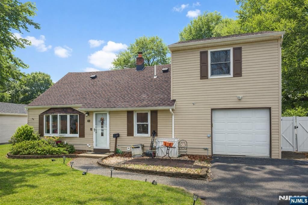 83 Village Road, Pequannock Township, NJ 07444
