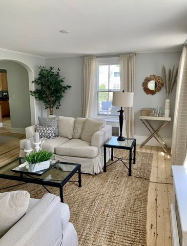 28 Stockbridge St, Cohasset, MA 02025