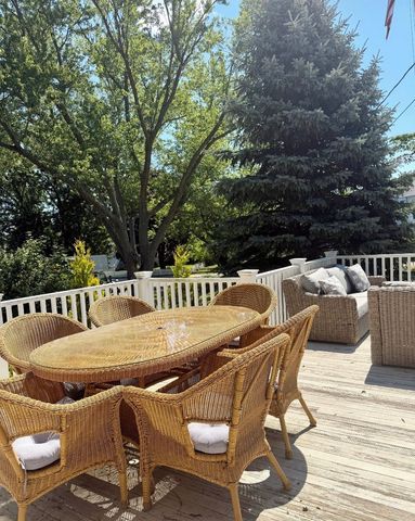 28 Stockbridge St, Cohasset, MA 02025