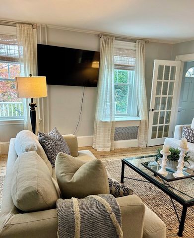 28 Stockbridge St, Cohasset, MA 02025