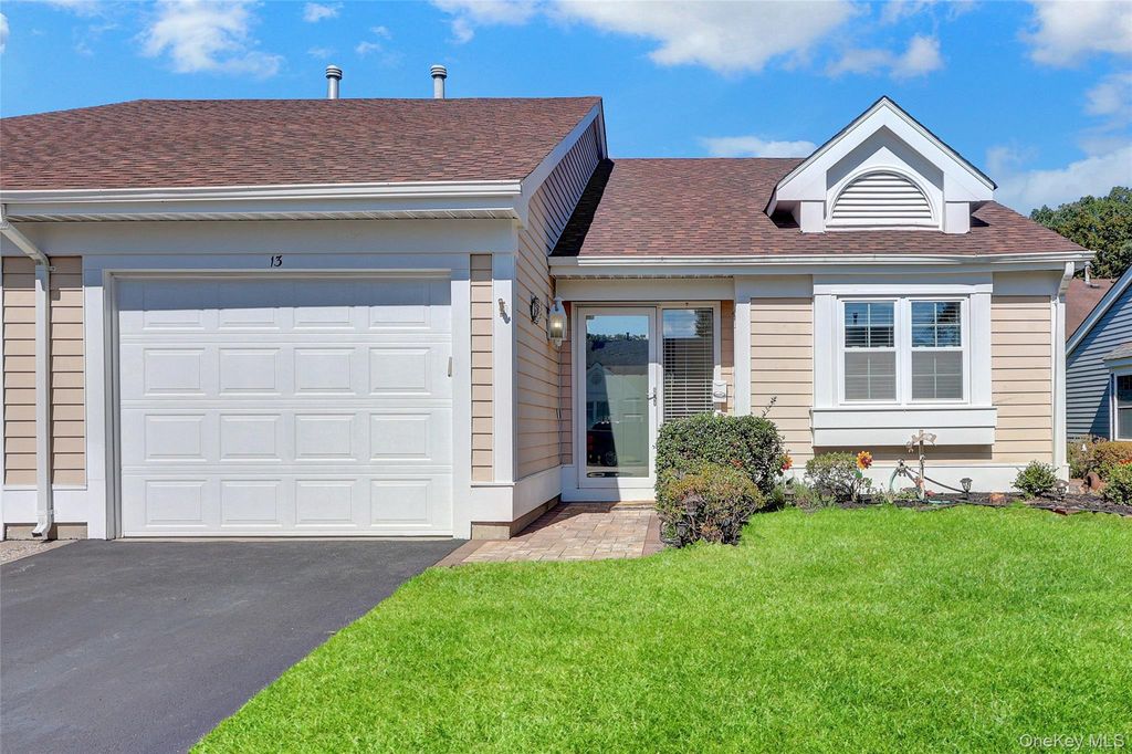 13 Oakdale Court, Ridge, NY 11961