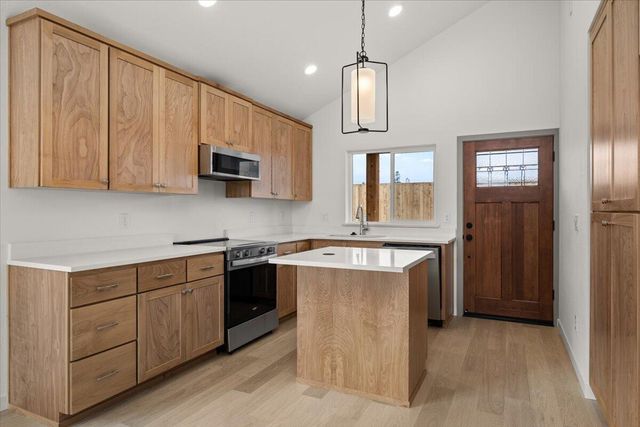 101 Gangnes Drive, Talent, OR 97540