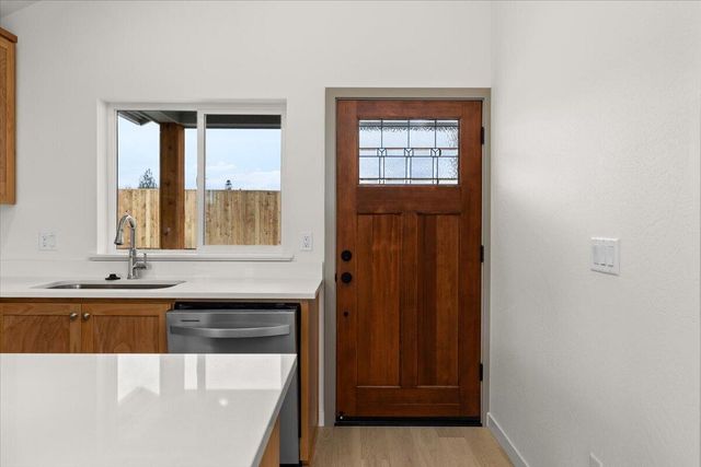 101 Gangnes Drive, Talent, OR 97540