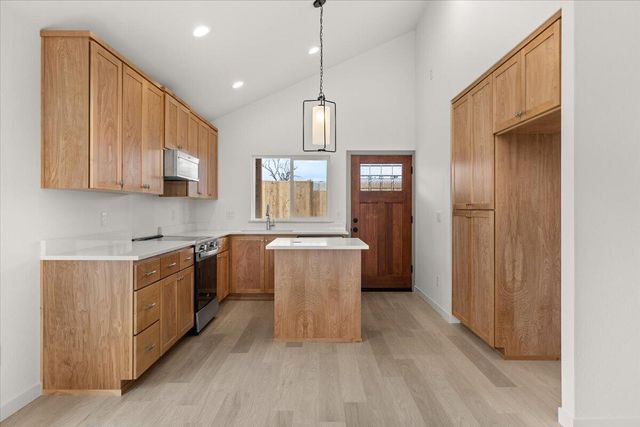 101 Gangnes Drive, Talent, OR 97540