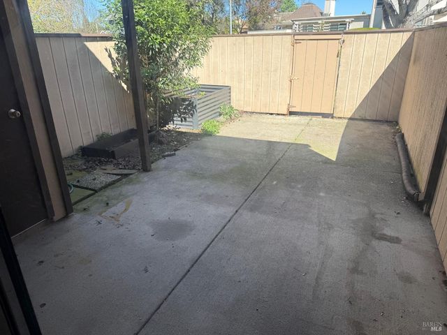 1916 Knolls Dr, Santa Rosa, CA 95405