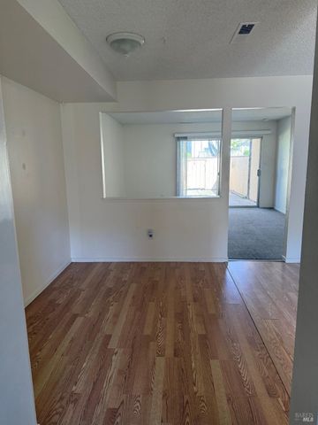 1916 Knolls Dr, Santa Rosa, CA 95405