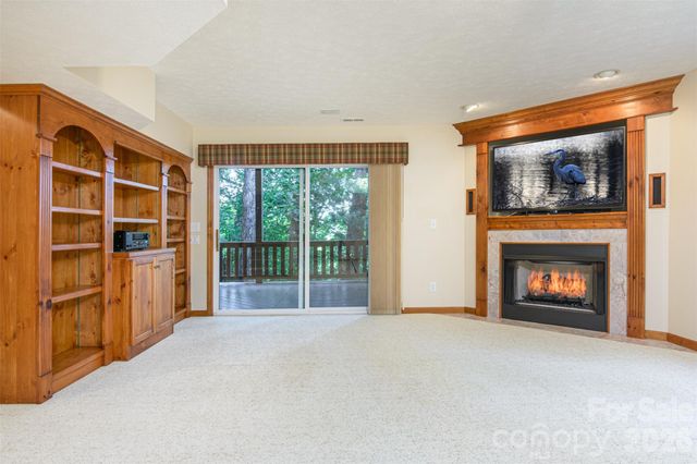 299 Carriage Summitt Way, Hendersonville, NC 28791