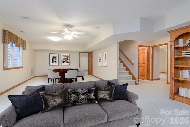 299 Carriage Summitt Way, Hendersonville, NC 28791