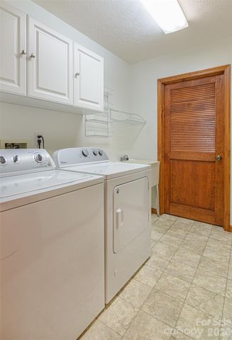 299 Carriage Summitt Way, Hendersonville, NC 28791