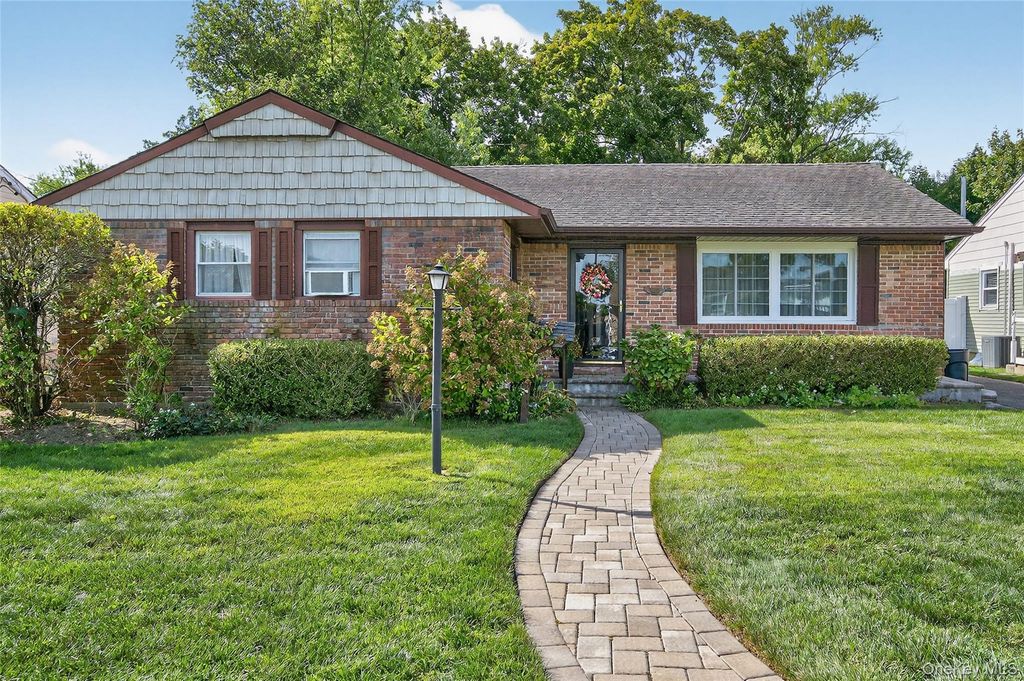 92 Hemlock Street, Farmingdale, NY 11735