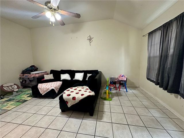 1303 E Hancock St, Beeville, TX 78102