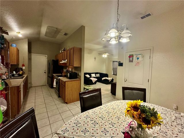 1303 E Hancock St, Beeville, TX 78102