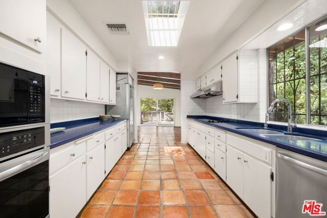 2370 Nichols Canyon Road, Los Angeles, CA 90046