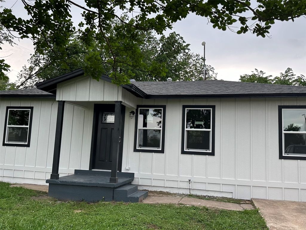 901 N Blanche Street, Terrell, TX 75160