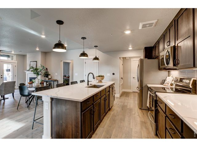 245 High Point Dr 208, Longmont, CO 80504