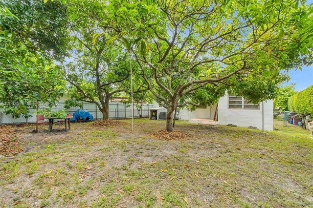 2001 NW 51st St, Miami, FL 33142