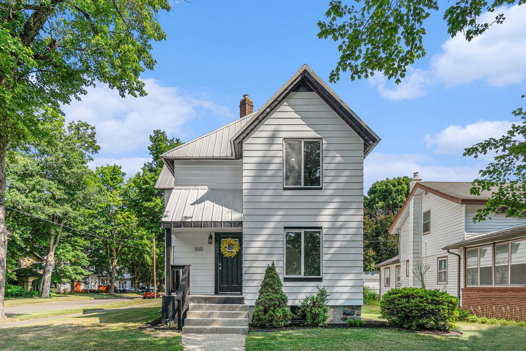 300 E Bennett Street, Three Rivers, MI 49093