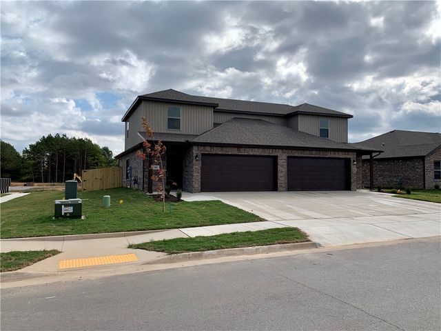 402 Red Robin Street, Centerton, AR 72719